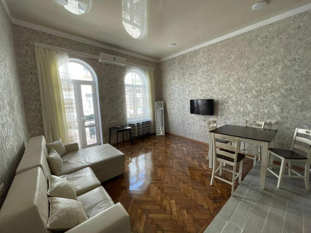 Центр города Батуми Apartment Rustaveli 13 Екстериор снимка